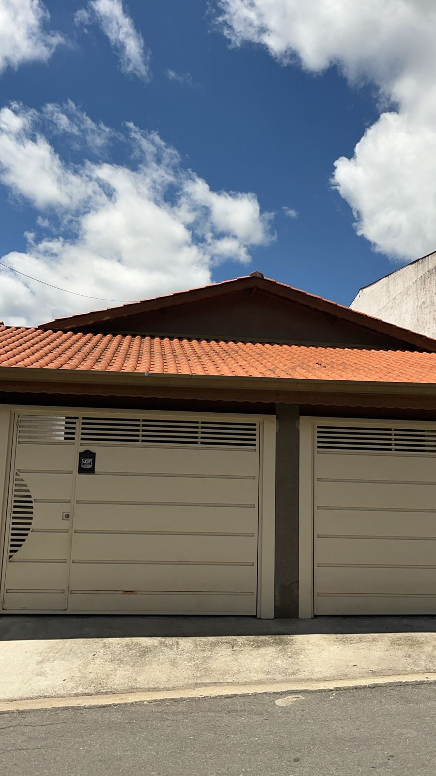 Fachada residencial com telhado colonial vermelho novo